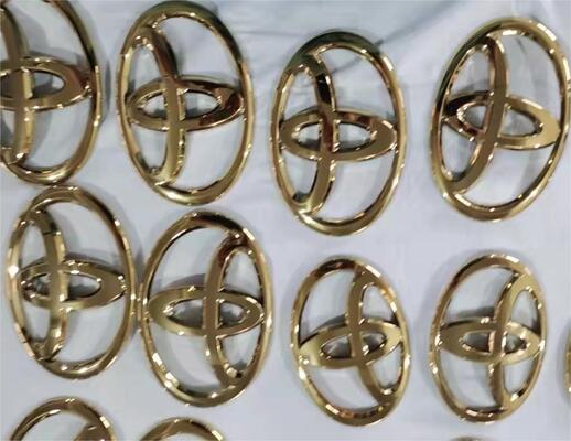 เครื่องเคลือบสุญญากาศ PVD สำหรับโลโก้รถยนต์ พร้อมการเคลือบเงาสะท้อน กระจก, การยึดเกาะที่แข็งแรง และระบบควบคุมอัตโนมัติเต็มรูปแบบ