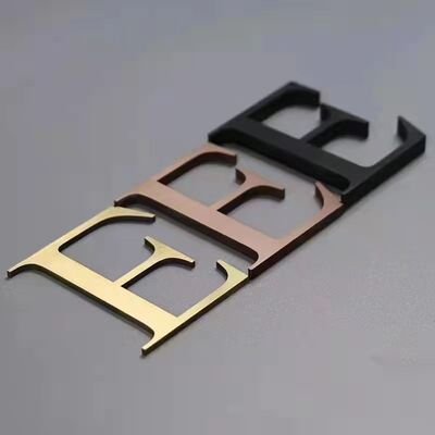 เครื่องเคลือบสุญญากาศ PVD สำหรับโลโก้รถยนต์ พร้อมการเคลือบเงาสะท้อน กระจก, การยึดเกาะที่แข็งแรง และระบบควบคุมอัตโนมัติเต็มรูปแบบ