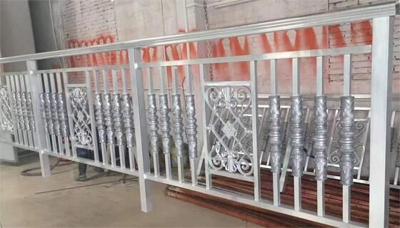 เครื่องเคลือบสุญญากาศ PVD ฮาร์ดแวร์ขนาดใหญ่ พร้อมการยึดเกาะที่แข็งแกร่งและฟิล์มป้องกันที่ทนทานยาวนาน