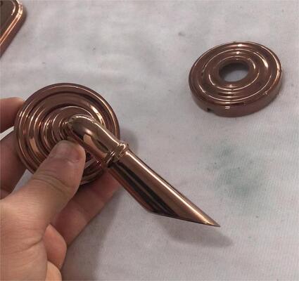 เครื่องชุบเคลือบสุญญากาศ PVD สำหรับส่วนประกอบสมาร์ทล็อค พร้อมการเคลือบป้องกันรอยขีดข่วนความแข็งสูงและระบบควบคุมอัตโนมัติเต็มรูปแบบ