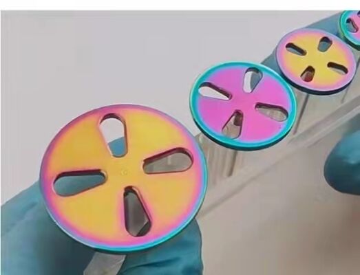 เครื่องเคลือบ PVD หลายสีพร้อมระบบควบคุมอัตโนมัติเต็มรูปแบบและการรับประกัน 1 ปีสำหรับชิ้นส่วนโลหะ