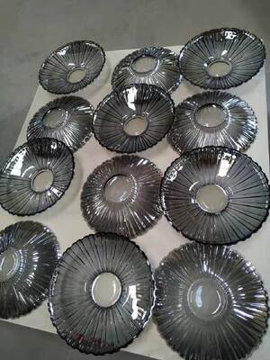 การเคลือบสูญญากาศ PVD ติดฟิล์มโลหะที่งดงามบนกระจก ใช้กันอย่างแพร่หลายสำหรับกระจกตกแต่ง แก้วเครื่องดื่ม และการผลิตแก้วประดับบ้าน