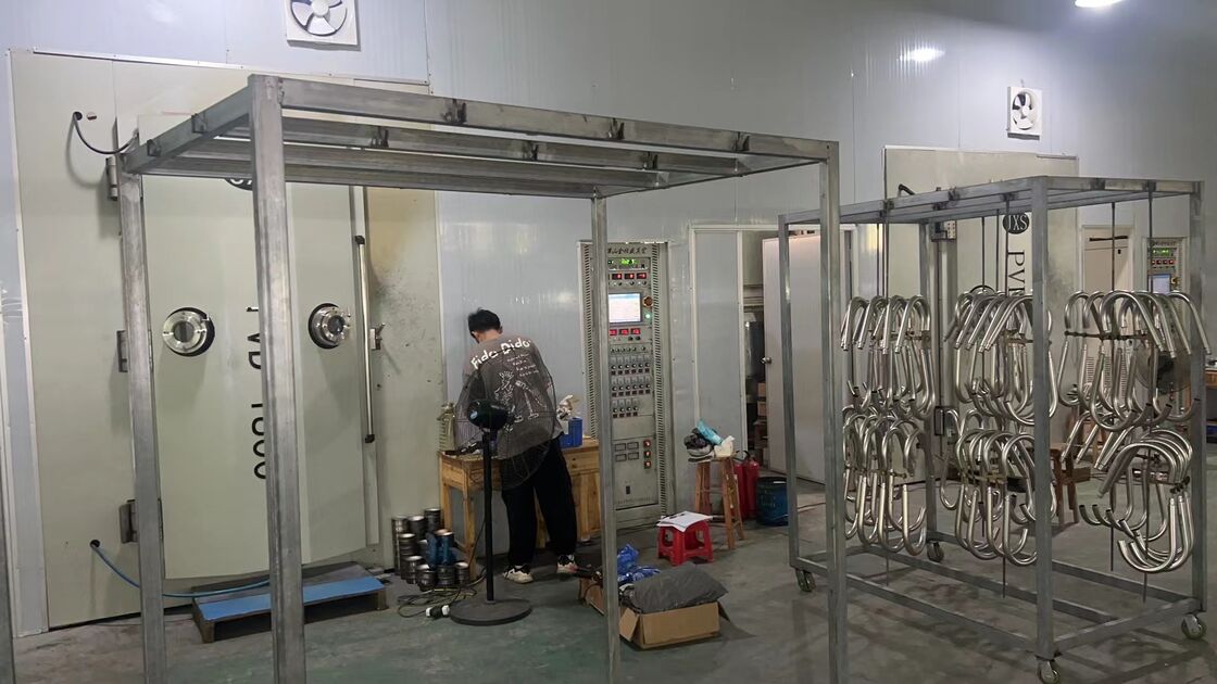 เครื่องเคลือบสุญญากาศ PVD สำหรับโลโก้รถยนต์ พร้อมการเคลือบเงาสะท้อน กระจก, การยึดเกาะที่แข็งแรง และระบบควบคุมอัตโนมัติเต็มรูปแบบ